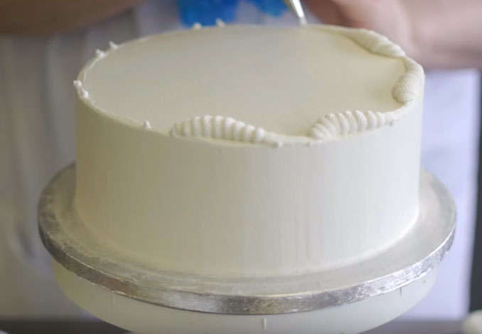 how to decorate a cake with icing sugar