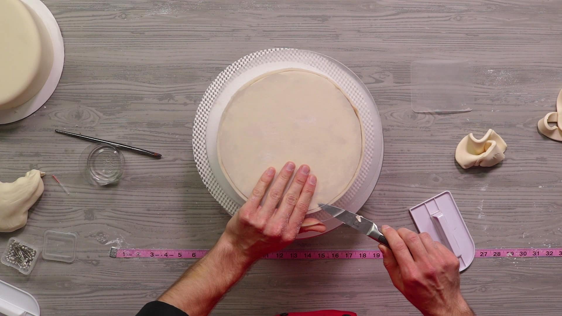 How to Cover a Cake in Fondant And Get Sharp Edges