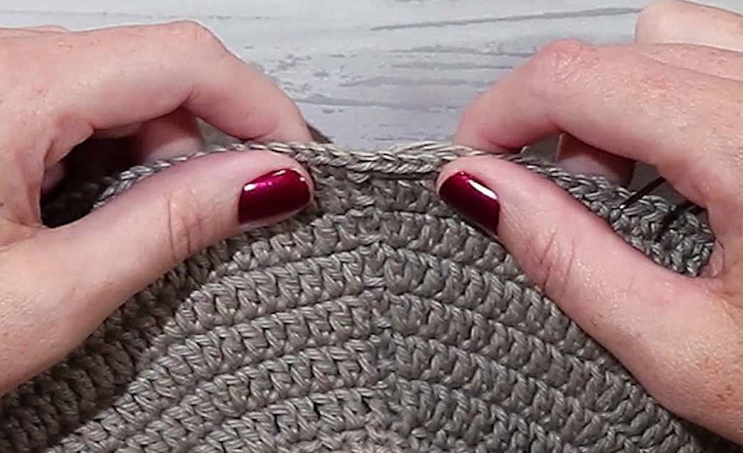 How to Fasten Off Crochet Projects with the Invisible Join Method