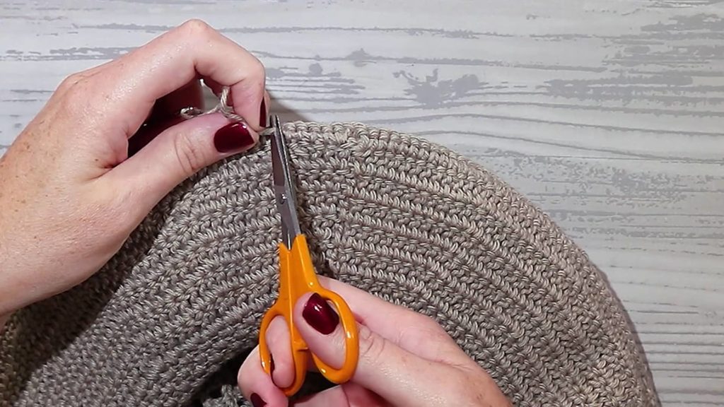 how-to-fasten-off-crochet-projects-with-the-invisible-join-method