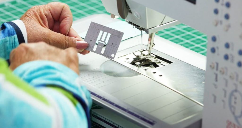 Sewing machine and traight stitch plate